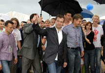 Медведев станцевал под дождем